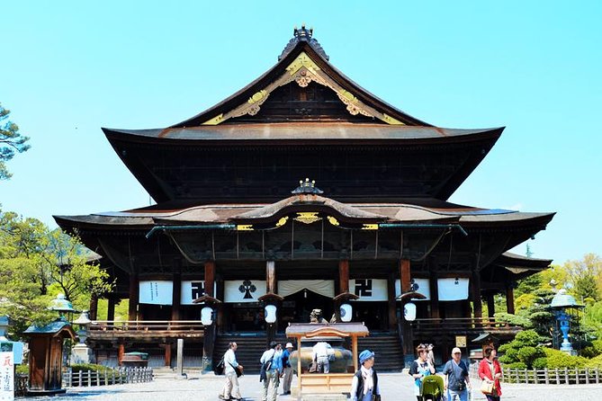 1-Day Snow Monkeys, Zenko-ji Temple & Sake in Nagano - Sake tasting at Nishimon Yoshinoya