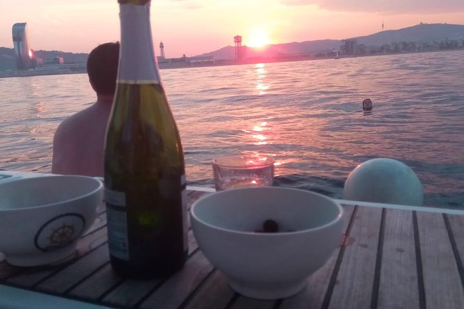 1h Refreshing Sailing Tour in Barcelona with Open Bar & Snacks - Drinks, snacks, and the easygoing mood