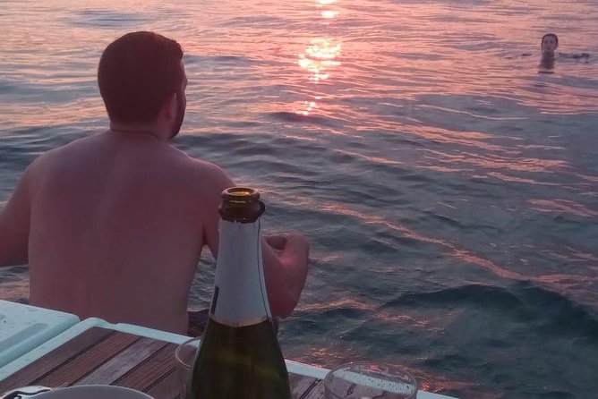 1h Refreshing Sailing Tour in Barcelona with Open Bar & Snacks - How the small group changes the outing