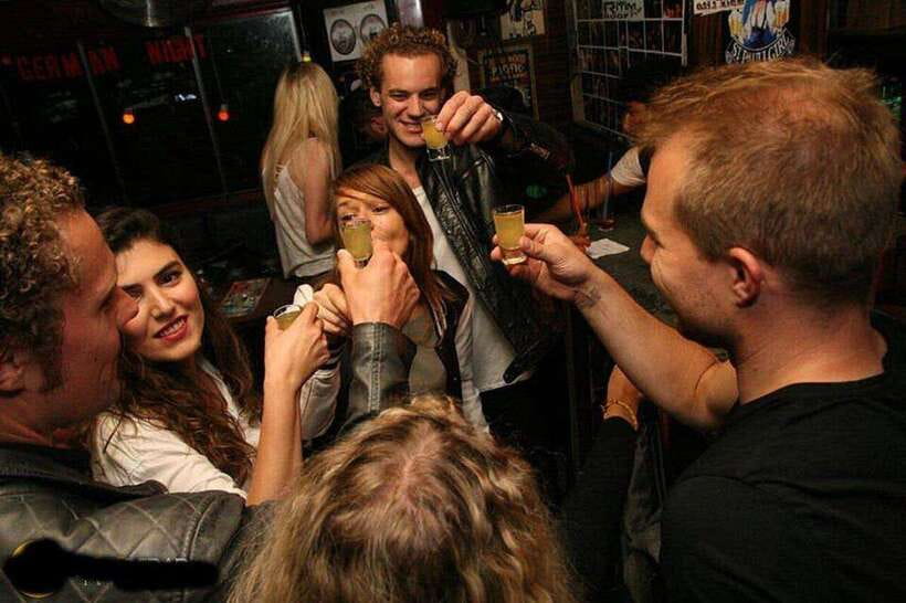 4-Hour Shanghai Pub Crawl (bars & nightclub hopping) - Why the guides matter