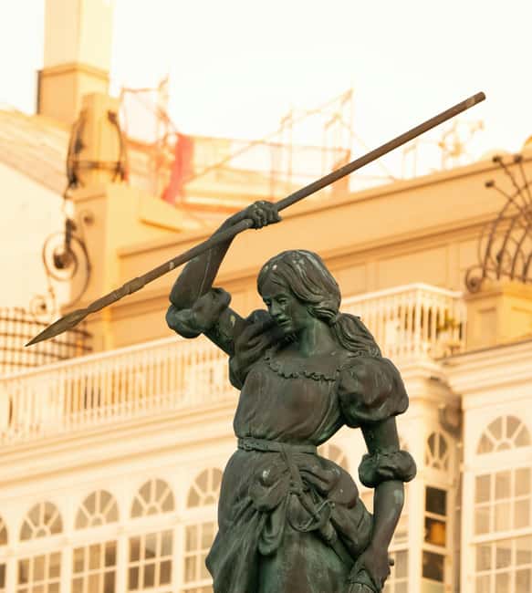 A Coruña: Private Walking Tour with Beer or Wine - Who should book this walk?