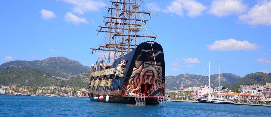Alanya Barbossa Pirate Boat Tour with Soft Drinks Included - Music, foam, and the pirate-boat mood