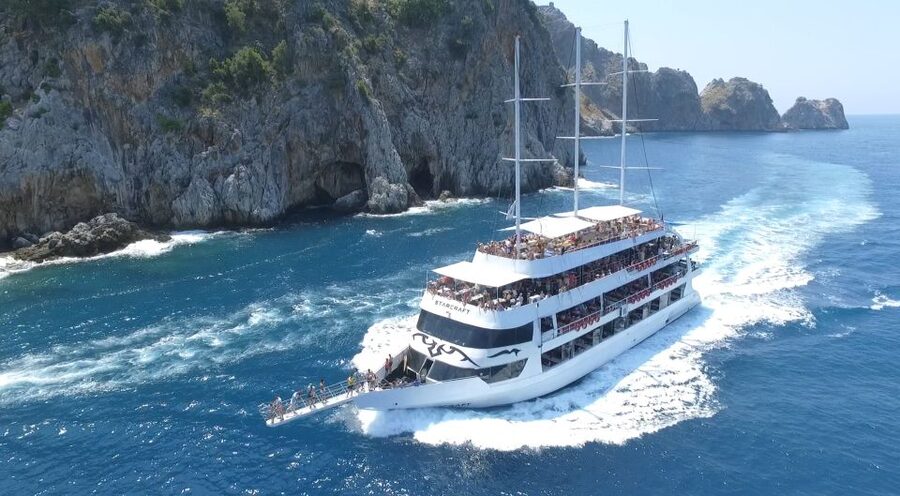 Alanya: Disco Boat Tour with Foam Party and Unlimited Drinks - Lunch and drinks on the four-deck yacht