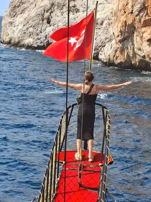 Alanya: Luxury Pirate Boat with Lunch & Unlimited Drinks - Comfort, seating, and accessibility