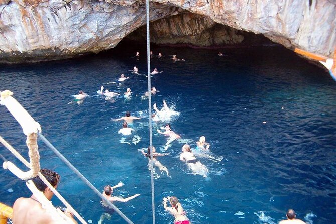 Alanya Pirate Boat Trip With Unlimited Drinks & Lunch - Music, dancing, and the foam party