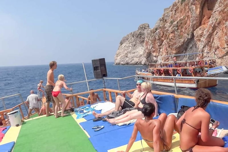 Alanya: Pirate Boat with Transfer, Lunch & Unlimited Drinks - How family-friendly is the pirate boat?
