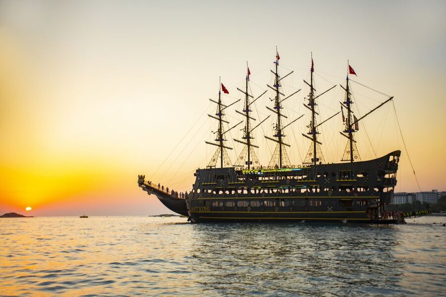 Alanya: Sunset Cruise and Party Boat - What dinner is really like on board