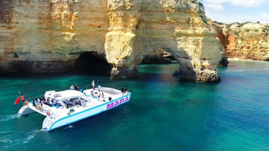 Albufeira: Catamaran Cruise with BBQ & Open Bar on the Beach - Seeing Benagil, Galé, and Carvoeiro by catamaran