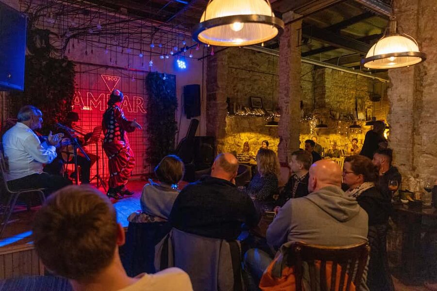 Alicante: Fusion Flamenco Show and Gastronomy at Blacky Bar - The small-stage advantage