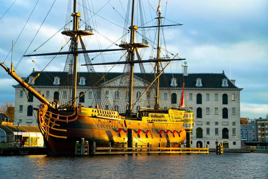 Amsterdam: 90 min Cosy Canal Cruise w. Bar & Snacks on board - Rembrandt House, Waterlooplein, and Central Amsterdam
