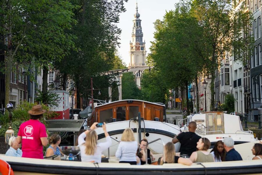 Amsterdam: 90 min Cosy Canal Cruise w. Bar & Snacks on board - Twenty Minutes for Open Canal Views