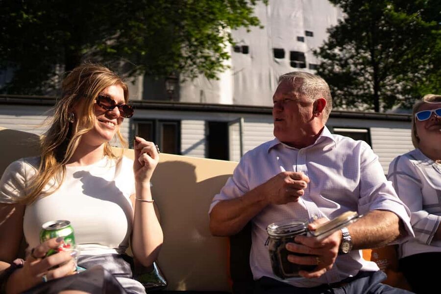 Amsterdam: 90 min Cosy Canal Cruise w. Bar & Snacks on board - How the Small Group Changes the Experience