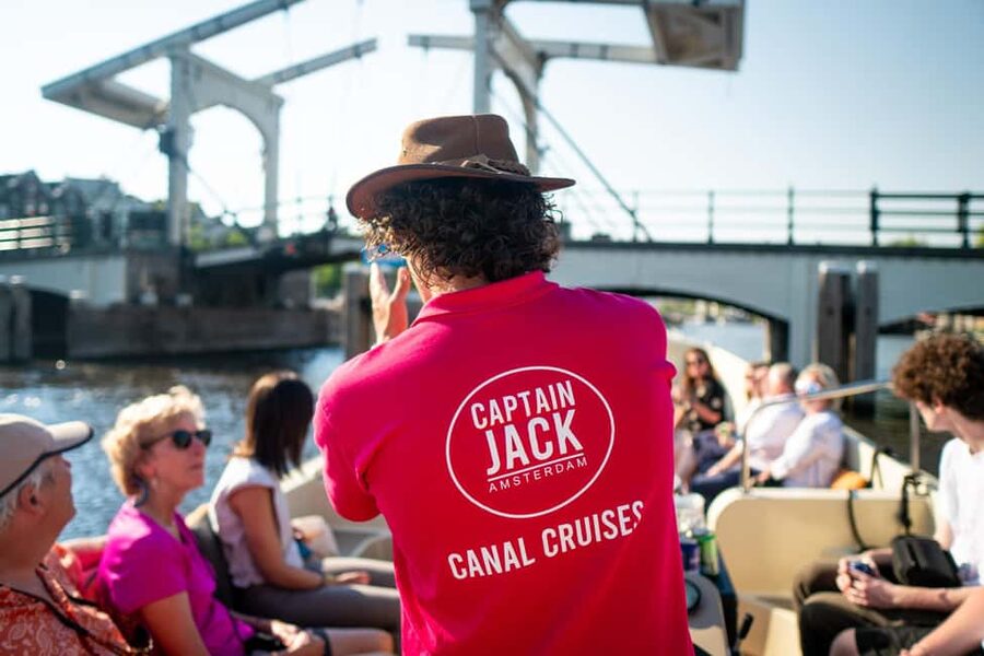 Amsterdam: 90 min Cosy Canal Cruise w. Bar & Snacks on board - A Quiet Electric Ride Through Amsterdam-Centrum