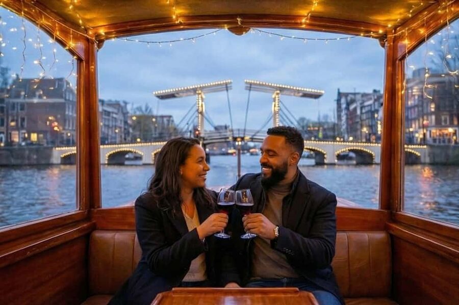 Amsterdam: 90 min Cruise with Local Guide & Unlimited Drinks - Local captains make the difference