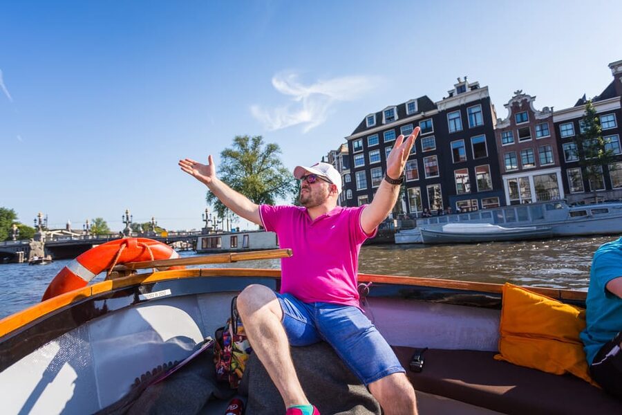 Amsterdam: 90 min Cruise with Local Guide & Unlimited Drinks - Dutch snacks and the value of unlimited drinks