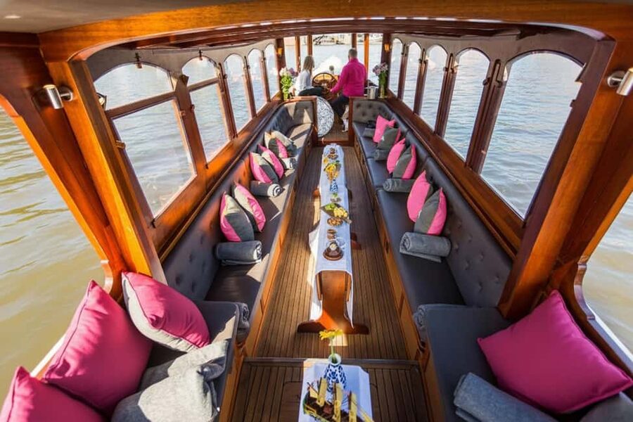 Amsterdam: 90 min Cruise with Local Guide & Unlimited Drinks - Finding the correct boat without stress