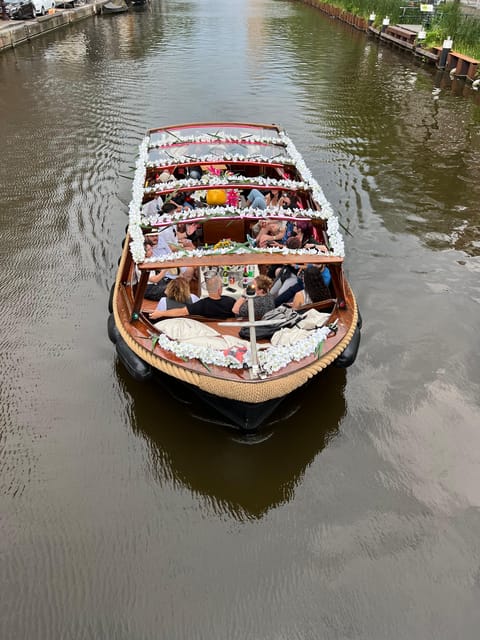 Amsterdam: Boat Tour with Optional Unlimited Drinks - The tour’s strongest feature: its guides