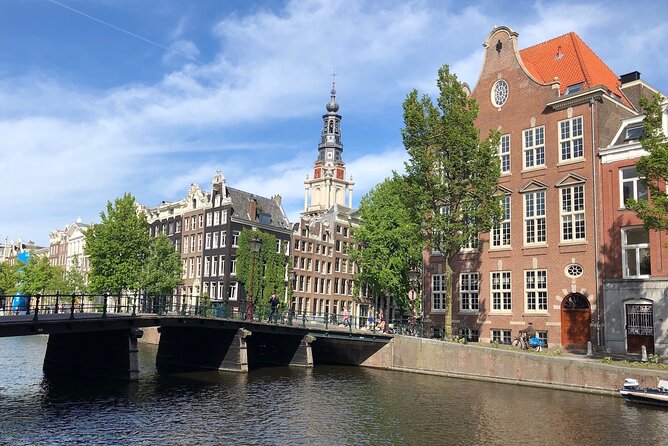 Amsterdam Canal Cruise with German Guide and unlimited drinks - A compact boat with a social feel
