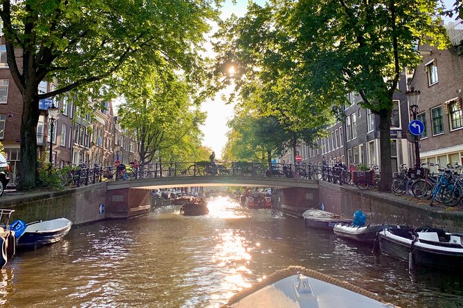 Amsterdam Canal Cruise with German Guide and unlimited drinks - Amsterdam’s Jewish past from the canals