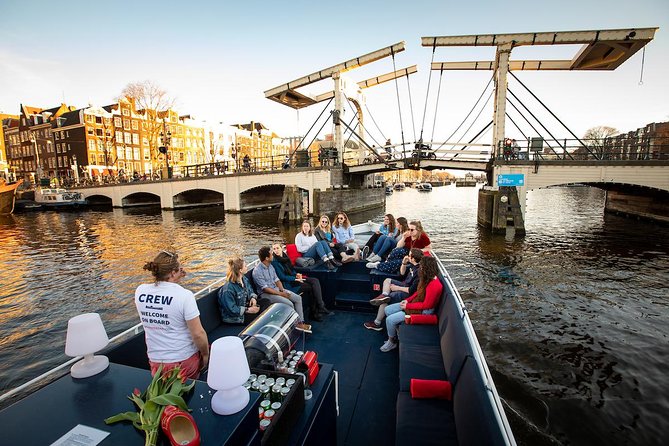 Amsterdam Canal Cruise With Live Guide and Unlimited Drinks - The drink service and the social mood