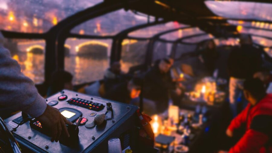 Amsterdam: Covered Canal Booze Cruise with Unlimited Drinks - Why this short cruise works so well