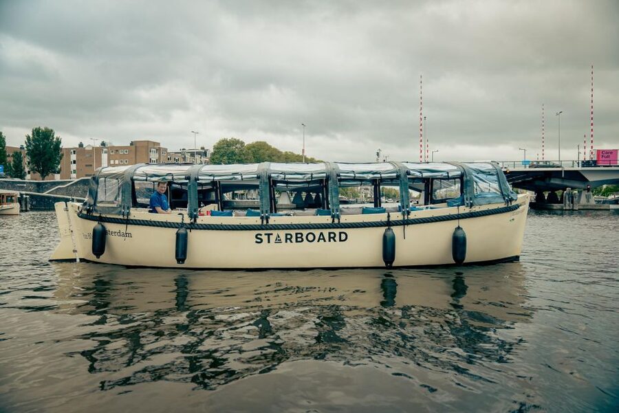 Amsterdam: Covered Canal Booze Cruise with Unlimited Drinks - Drinks, hosting, and the social mood