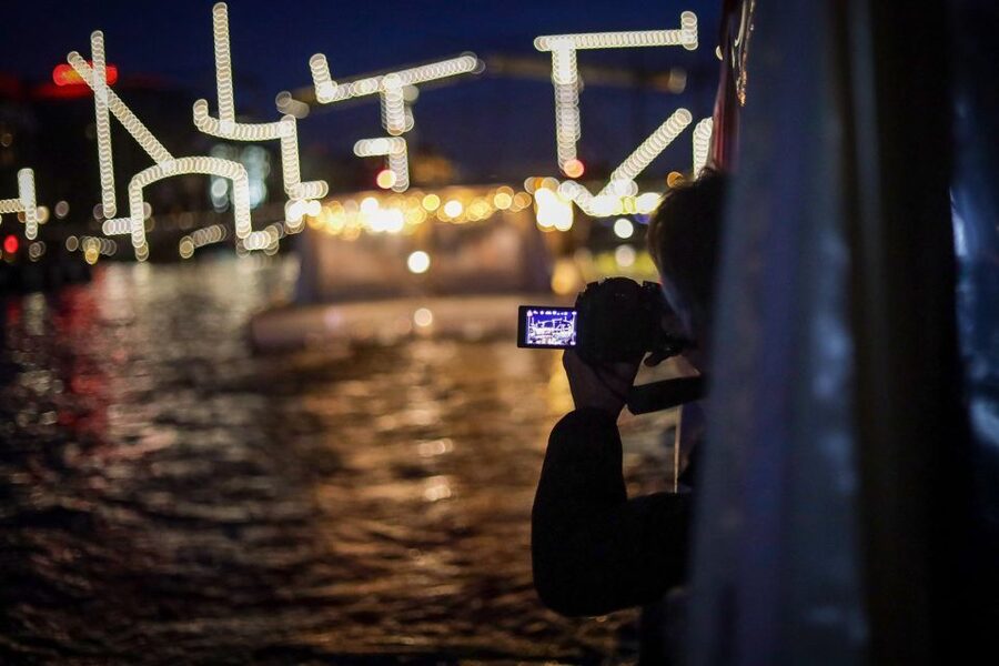 Amsterdam: Covered Canal Booze Cruise with Unlimited Drinks - Who should book this cruise?