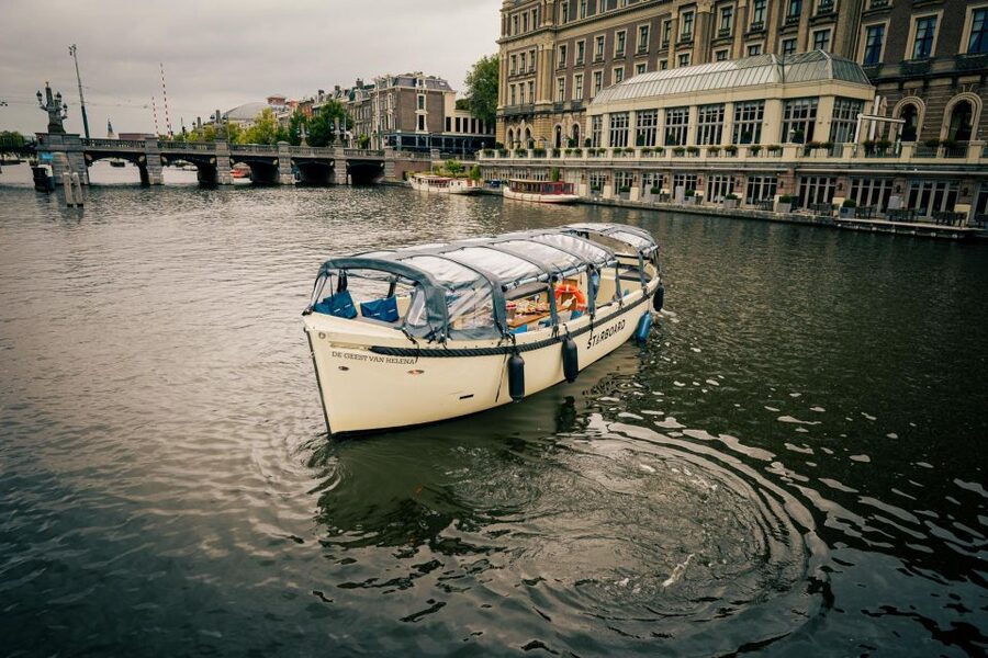 Amsterdam: Covered Canal Booze Cruise with Unlimited Drinks - The covered boat and group size