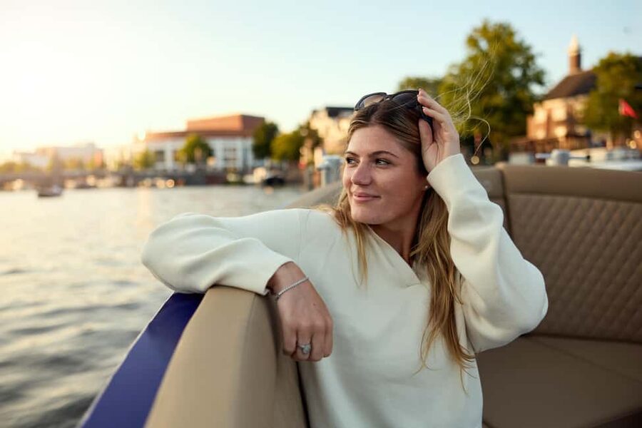 Amsterdam: Cozy Evening Canal Cruise With Open Bar Option - Key points to know before you book
