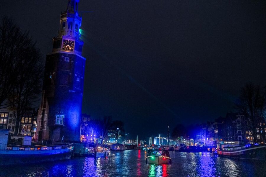 Amsterdam: Cozy Evening Canal Cruise With Open Bar Option - Guides, hosts, and the social side