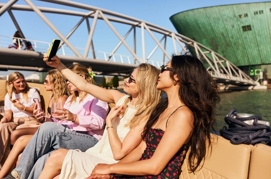 Amsterdam: Cozy Evening Canal Cruise With Open Bar Option - What this Amsterdam canal cruise feels like