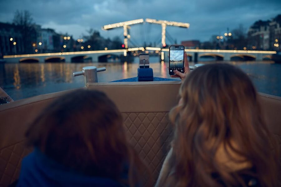 Amsterdam: Cozy Evening Canal Cruise With Open Bar Option - Passing the Anne Frank House