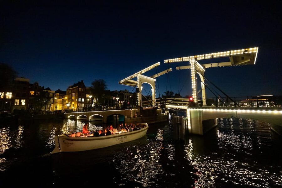 Amsterdam: Evening Canal Cruise with (Open) Bar on Board - Amsterdam Light Festival from November 27 to January 18