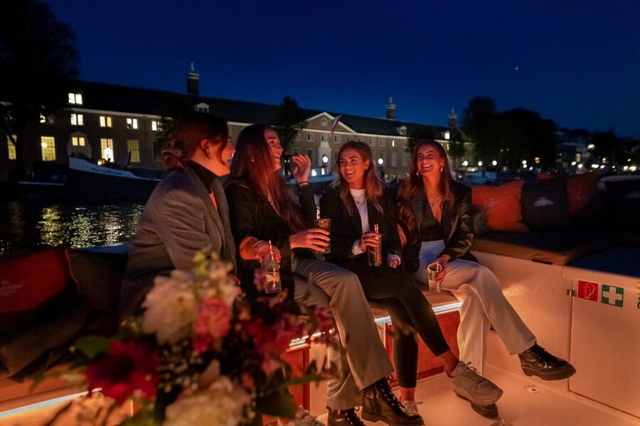 Amsterdam: Evening Canal Cruise with (Open) Bar on Board - How much value do you get for $18?