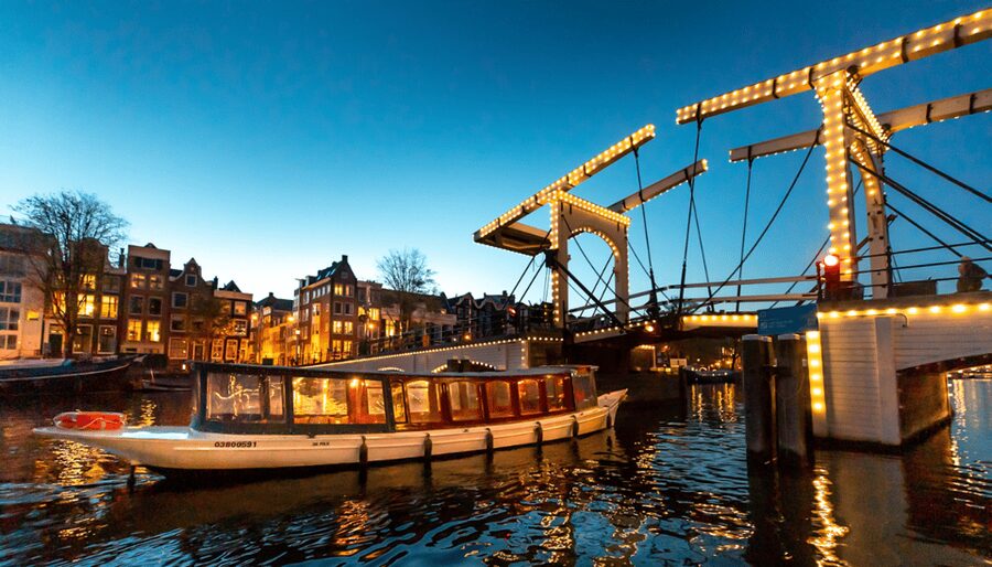 Amsterdam: Evening Canal Cruise with (Open) Bar on Board - Boarding at one of three Amsterdam locations