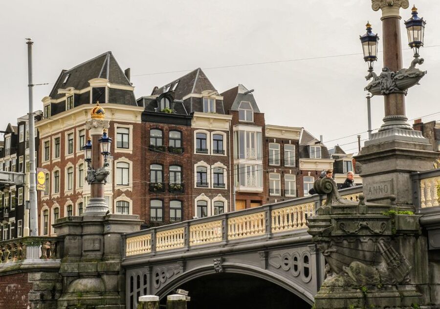 Amsterdam: German Canal Cruise with Unlimited Drinks Option - What the German commentary adds