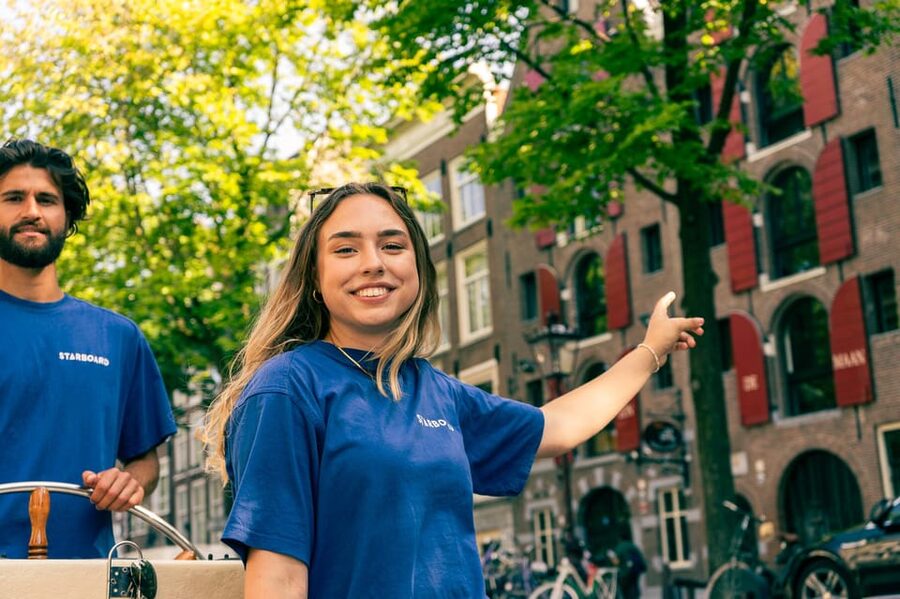Amsterdam: German Guided Canal Cruise with on Board Bar - Why a canal cruise is a smart first hour in Amsterdam