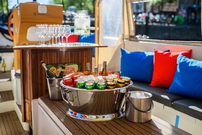 Amsterdam: German-speaking boat trip with bar on board - Why a canal cruise works so well in Amsterdam