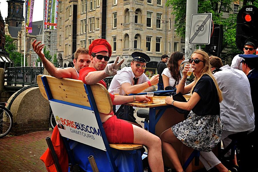 Amsterdam: Guided Beer Bike or Prosecco Bike Tour - Who will enjoy this most