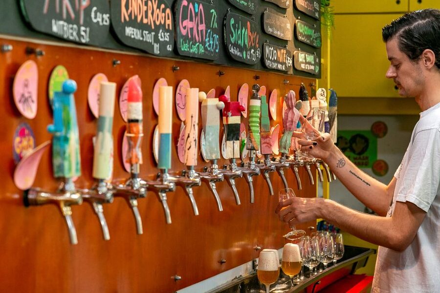 Amsterdam: Guided Craft Beer Brewery Bus Tour with Tastings - Oedipus Brewing and the first tasting