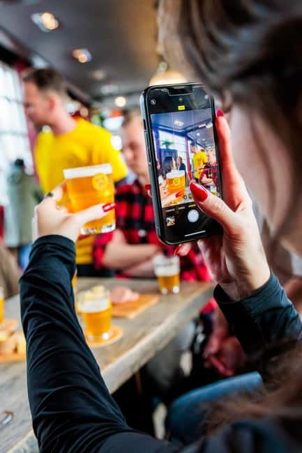 Amsterdam: Guided Craft Beer Tasting with cheese and snacks - Five beers, one guessing game