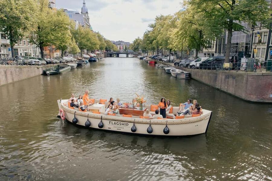 Amsterdam: Heated Canal Cruise with Unlimited Drinks & Bite - What the guide adds to the experience