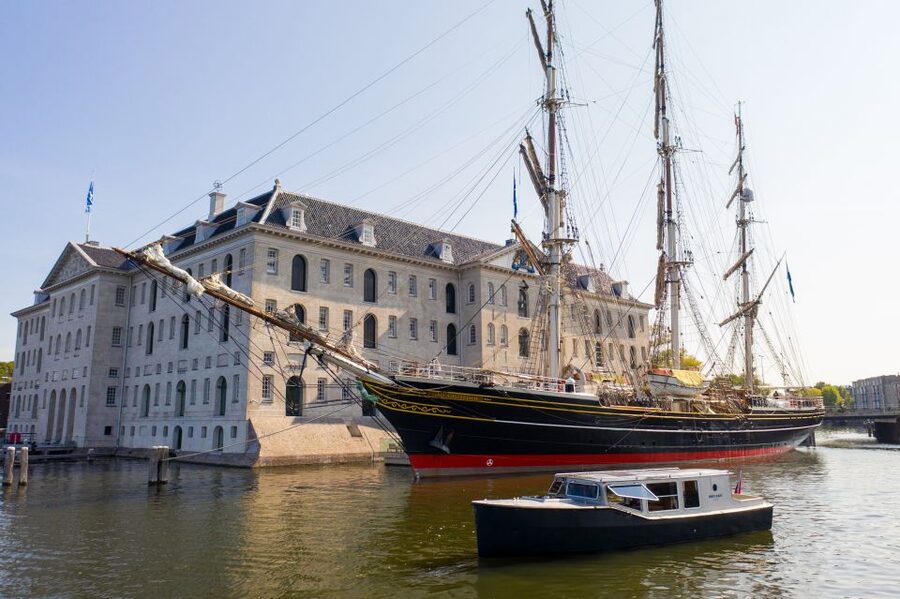 Amsterdam: Historic Boat Cruise with open bar and nibbles - A 1911 boat gives the cruise its character