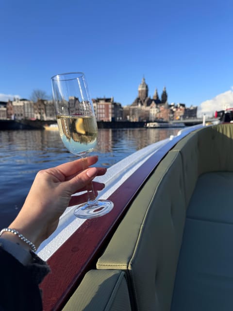 Amsterdam: Historic Boat Cruise with open bar and nibbles - What the 1.5-hour route feels like