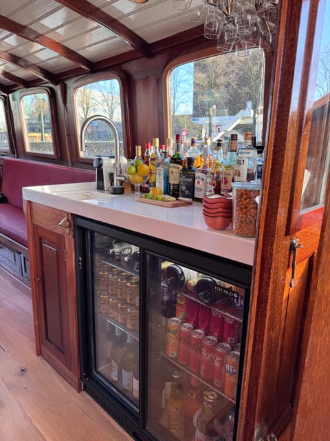 Amsterdam: Historic Boat Cruise with open bar and nibbles - The open bar and light snacks