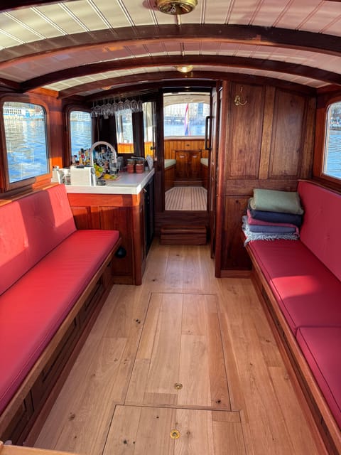 Amsterdam: Historic Boat Cruise with open bar and nibbles - Meeting at Singel No. 5