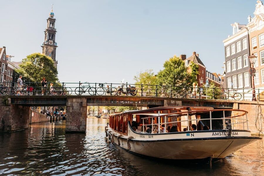 Amsterdam: King's Day Party Cruise with Open Bar & Music - Why King’s Day works so well from a boat