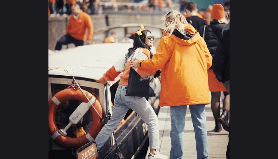 Amsterdam: King's Day Party Cruise with Open Bar & Music - Unlimited drinks, with no food included