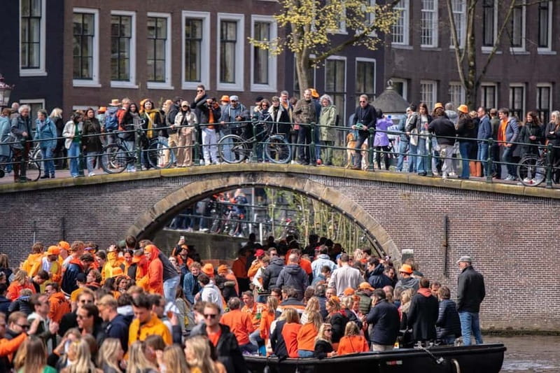 Amsterdam: Kings Day Boat Party with Unlimited Drinks - Why King’s Day is best seen from the canals