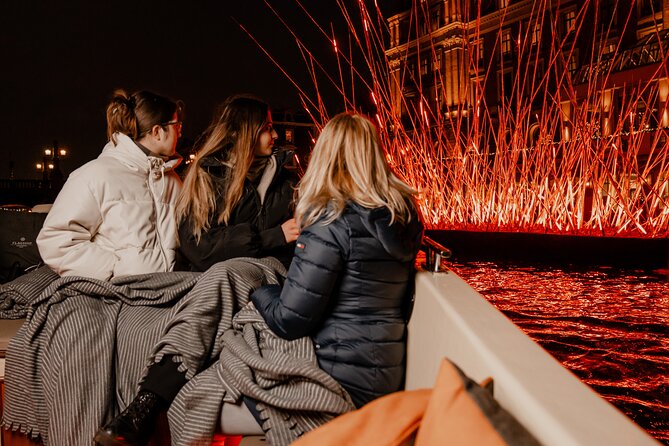 Amsterdam Light Festival: Canal Cruise + Bite & Unlimited Drinks - The art commentary and the role of the crew